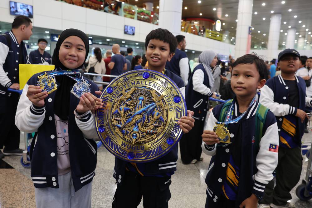 The team secured gold in both Puck Collector Junior (won by Che Raeesa Che Rostami, Anaqi Azizi Asnur, and Wan Umar Wan Azlan) and Robobowling Senior (won by Cheong Zhen Hao, Lee Jian Kai, and Yap Yu Min). - BERNAMA photo