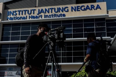 Prime Minister Datuk Seri Anwar Ibrahim and his wife visited Deputy Prime Minister Datuk Seri Fadillah Yusof and former Prime Minister Datuk Seri Ismail Sabri Yaakob at IJN. - BERNAMA photo