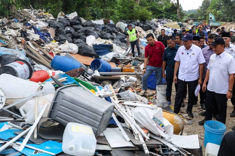 Johor Housing and Local Government Committee chairman Datuk Mohd Jafni Md Shukor (second, right) alongside Johor Solid Waste and Public Cleansing Management Corporation (SWCorp) director Zainal Fitri Ahmad (right) inspected an illegal waste dumping site in Kampung Sinaran Baru, Kempas. BERNAMA photo.