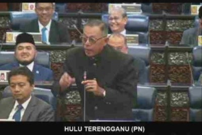 Rosol (bawah) ketika sesi Dewan Rakyat pada Selasa.