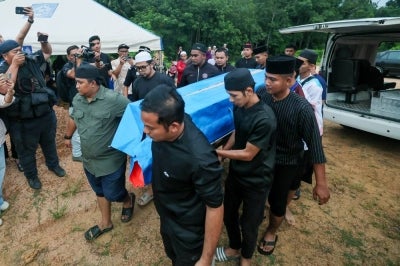 The remains of the late Corporal Mohamad Nur Hafiz Rahim, who was believed to have died from an electric shock, arrived at the Kampung Pangkal Kuang Muslim Cemetery. BERNAMA photo