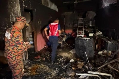 A 66-year-old man and his eight-year-old nephew died, while two others suffered breathing difficulties in a fire involving a three-storey shophouse on Jalan Batu Unjur 9, Taman Bayu Perdana, Port Klang on Wednesday. Photo: Selangor Fire and Rescue Department