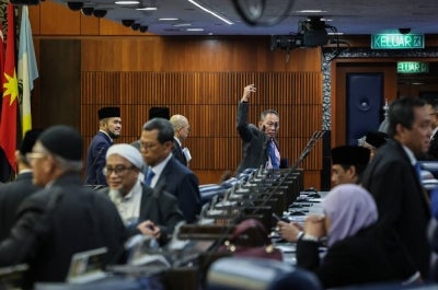 Opposition MPs staged a walkout from the Dewan Rakyat on Aug 11, 2026, and did not take part in the ministerial briefing session regarding the RCI report on the management and operations of Lembaga Tabung Haji after expressing dissatisfaction with Speaker Tan Sri Johari Abdul’s decision to proceed with the briefing without the presence of Prime Minister Datuk Seri Anwar Ibrahim. - Photo by Bernama