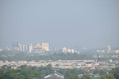 MetMalaysia National Weather and Earthquake Operations Centre (POCGN) senior director, Maqrun Fadzli Mohd Fahmi said that although rain is forecast to occur in several places, it is not yet able to restore air quality on a large scale. - BERNAMA photo