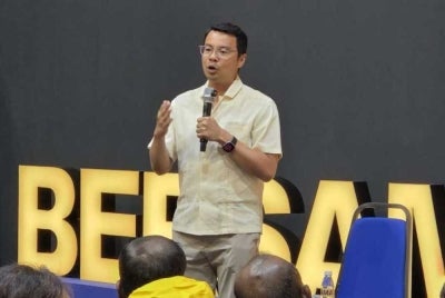 Lee speaking during the Sukarelawan Bersama programme. Photo source: Facebook / @Lee Chean Chung