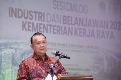 Works Minister Datuk Seri Alexander Nanta Linggi delivers his speech during the Ministry of Works (KKR) Industry Dialogue and 2027 Budget Session with construction industry players at the Putrajaya International Convention Centre (PICC). - BERNAMA