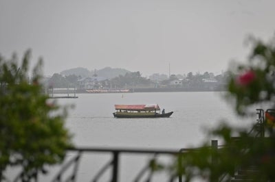 As of 10am today, ten locations across Malaysia recorded unhealthy air quality levels, with most of them concentrated in Sarawak. - Photo by Bernama
