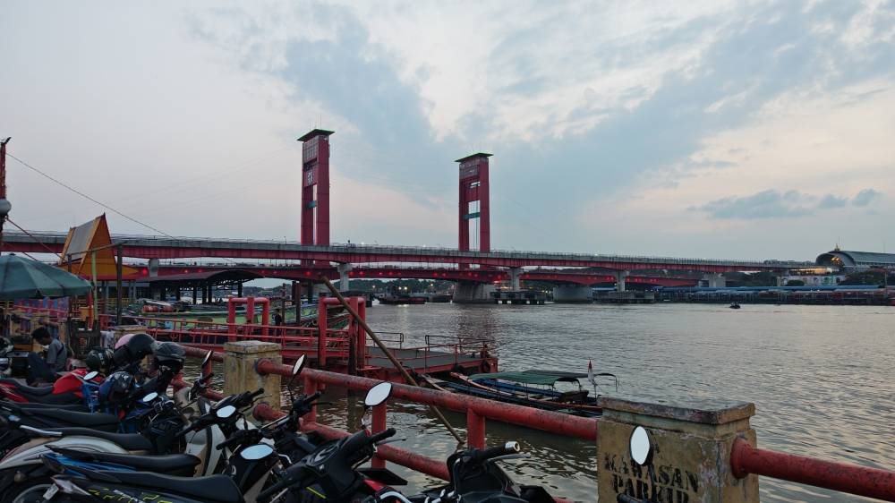 Beyond the iconic Ampera Bridge and famous pempek, the city offers centuries of history, multicultural heritage, Islamic landmarks, traditional crafts, river adventures and a surprisingly diverse food scene.