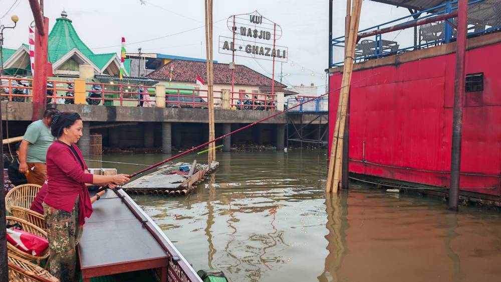 The experience becomes even more memorable when passing beneath the Ampera Bridge, where the sheer scale of Palembang's most recognisable landmark is best appreciated from the water.