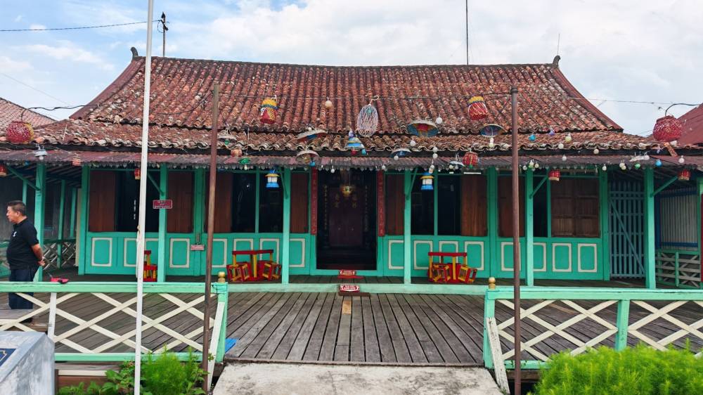 History buffs should make time to visit the Ong Boen Tjiet House, a historic riverside residence that offers a glimpse into Palembang's multicultural past.