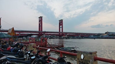 Beyond the iconic Ampera Bridge and famous pempek, the city offers centuries of history, multicultural heritage, Islamic landmarks, traditional crafts, river adventures and a surprisingly diverse food scene.