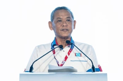 Former Negeri Sembilan Menteri Besar Datuk Seri Aminuddin Harun delivers his speech at the National Congress of PKR at Melaka International Trade Centre (MITC) today. - Photo by Bernama