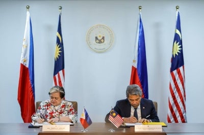 Foreign Minister Datuk Seri Mohamad Hasan with Philippine Foreign Secretary Ma. Theresa P. Lazaro during the Signing Ceremony of the Agreed Minutes of the ninth Philippines-Malaysia Joint Commission Meeting (JCM) at the Department of Foreign Affairs. BERNAMA photo