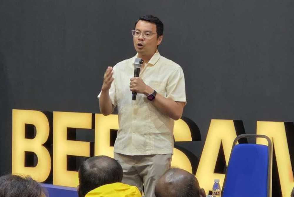 Lee speaking during the Sukarelawan Bersama programme. Photo source: Facebook / @Lee Chean Chung