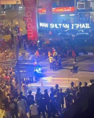 The incident occurred at approximately 1 am at the Maju Junction traffic-light intersection, claiming the lives of a 53-year-old man and his two daughters, aged 25 and 12, who died at the scene. (Photo taken from Facebook)
