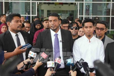 Rafique (front, centre), who represented Shah (right), speaks to the media at the Klang Sessions Court on Thursday.