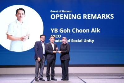 HLB Islamic chief executive officer Dafinah Ahmed Hilmi (right) officiates the Northern Region Investment Seminar 2026 alongside Penang executive councillor for Trade and Community Unity Goh Choon Aik (centre) and MIDA board member Datuk Phang Ah Tong (left). - Photo courtesy of Hong Leong Bank