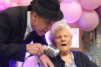 A handout photograph released by Hallmark Care Homes and taken on August 21, 2024, shows Ethel Caterham celebrating her 115th birthday in Lightwater, south west of London. (Photo by GEORGE ARCHER / Hallmark Care Homes / AFP)