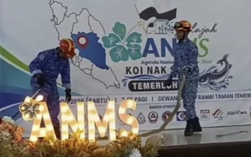 A Malaysian Civil Defence Force (APM) personnel who was reported to have been bitten by a king cobra while conducting a demonstration at a programme in Temerloh yesterday died early this morning. - Photo: APM