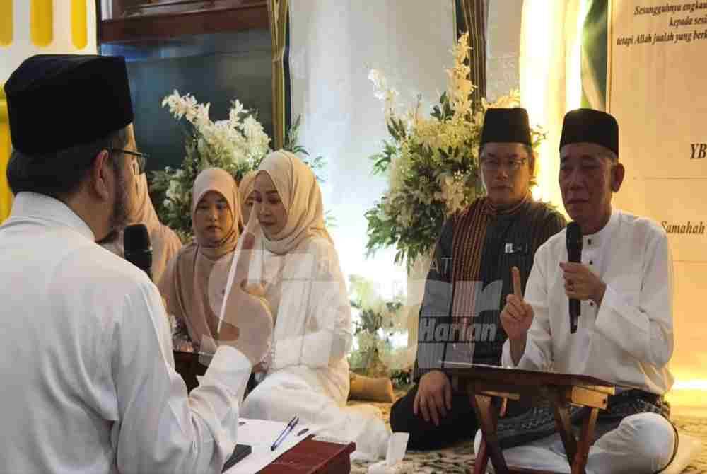 Pitas assemblyman Datuk Seri Ruddy Awah, along with his wife and son, officially embraced Islam after reciting the two declarations of faith (syahadah) at their residence in Kampung Salimpodon Laut, Pitas, on Sunday.