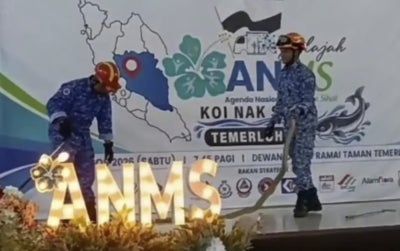 A Malaysian Civil Defence Force (APM) personnel who was reported to have been bitten by a king cobra while conducting a demonstration at a programme in Temerloh yesterday died early this morning. - Photo: APM