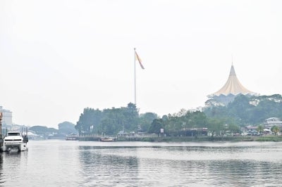Sarawak was the worst-affected state, with five areas recording readings above 100, including the Serian district police headquarters (IPD), which recorded an API reading of 194. - Bernama photo