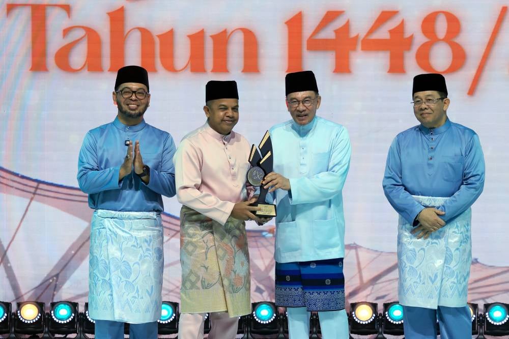 former deputy Inspector-General of Police Tan Sri Ayob Khan Mydin Pitchay received the Maulidur Rasul Award in the Tokoh Wira Negara category in recognition of his contributions to national security, particularly in combating terrorism during his service with the Royal Malaysia Police (PDRM). Photo by Bernama