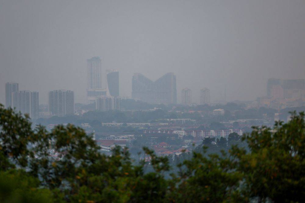 Seventeen areas in six states and two Federal Territories recorded unhealthy Air Pollutant Index (API) readings as of 8am today. Bernama FILE PIX