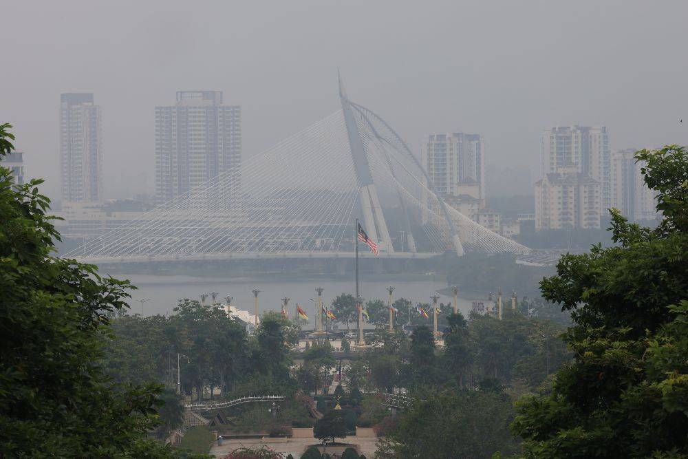 Seventeen areas in six states and two Federal Territories recorded unhealthy Air Pollutant Index (API) readings as of 8am today. Bernama FILE PIX