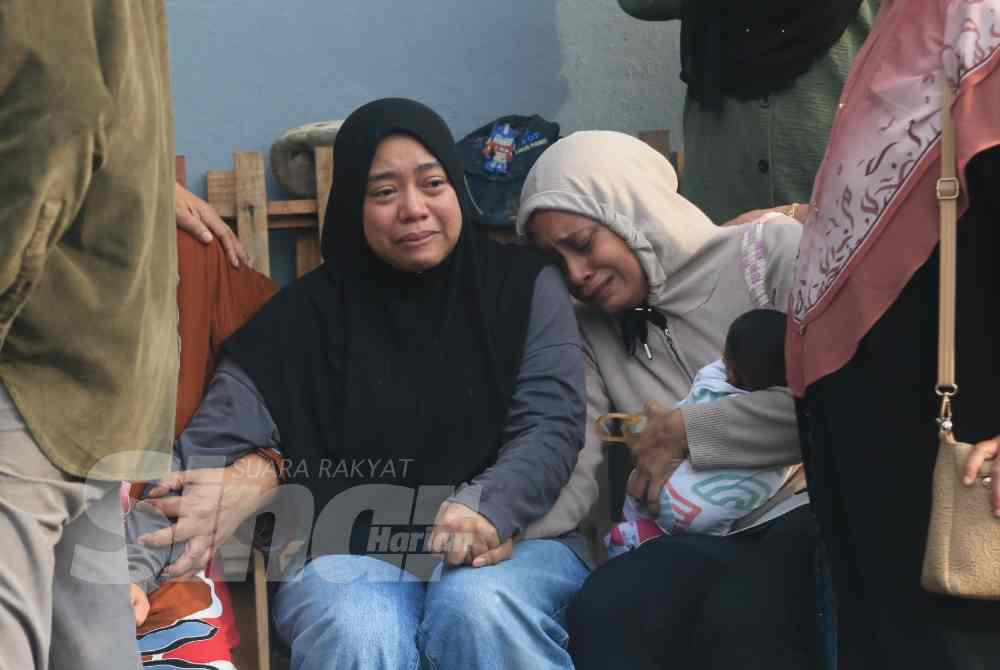 Nur Izzah (right) was overcome with emotion when met at the Forensic Department of Sultan Zainal Abidin Hospital (HoSZA) in Kuala Nerus on Wednesday.