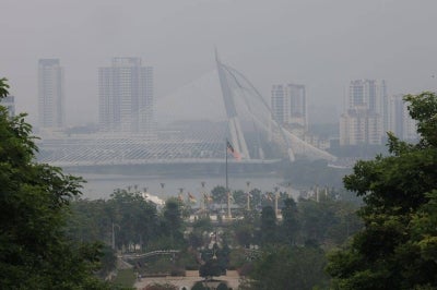 Seventeen areas in six states and two Federal Territories recorded unhealthy Air Pollutant Index (API) readings as of 8am today. Bernama FILE PIX
