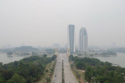 Malaysia should develop an early haze warning system to protect public health following recurring episodes of air pollution or haze. Bernama FILE PIX
