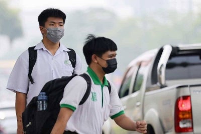 The Education Ministry (MoE) has directed all educational institutions under its purview to immediately suspend outdoor activities, including gatherings and outdoor sports, in areas where the Air Pollutant Index (API) reading exceeds 100, amid hot weather and haze. - Bernama Photo