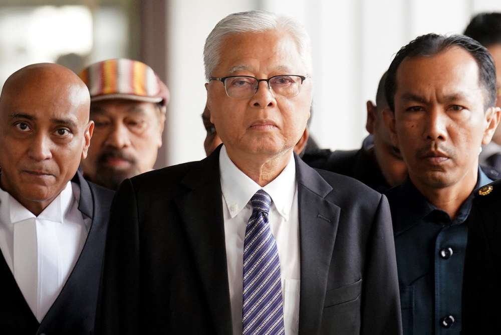 Datuk Seri Ismail Sabri Yaakob (centre) arrives at the Kuala Lumpur Sessions Court on Thursday to face charges related to offences involving asset declaration. - Photo by ROSLI TALIB
