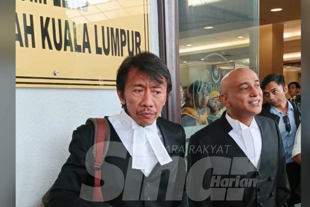 Amer Hamzah (left) at the Kuala Lumpur Sessions Court on Thursday. Photo: Sinar Harian/Ahmad Ismadi Ismail