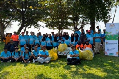 OSK employees, volunteers, students, community members and representatives from government agencies and partner organisations take part in the first COMB-AT session, covering about 1.4 kilometres of shoreline at Pantai Balok, Kuantan.