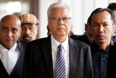 Datuk Seri Ismail Sabri Yaakob (centre) arrives at the Kuala Lumpur Sessions Court on Thursday to face charges related to offences involving asset declaration. - Photo by ROSLI TALIB