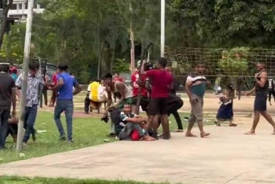 A video showing a group of individuals believed to be Rohingya nationals gathered at a public park in Taman Wilayah, Selayang, has gone viral on social media.
