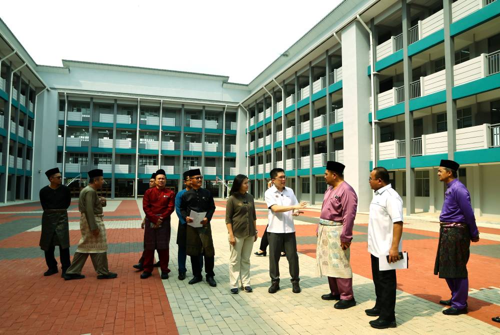 Deputy Education Minister Wong Kah Woh and Deputy Communications Minister and Kulai MP Teo Nie Ching during an official visit to SK Bandar Putra 2 in Kulai, today. - Photo by Bernama
