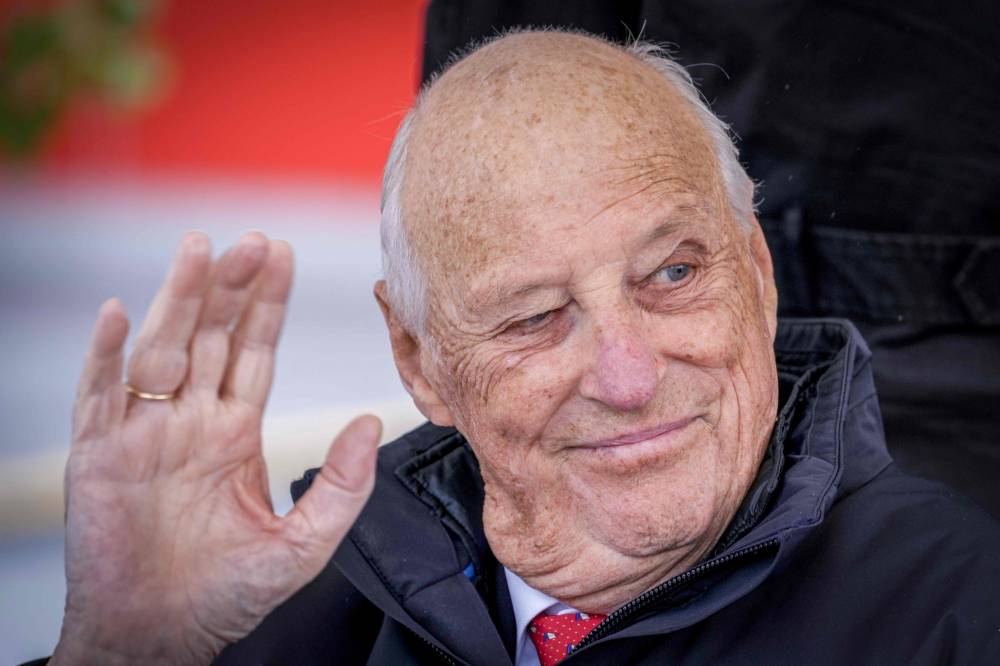 Picture taken on May 28, 2026 shows King Harald V of Norway visiting Askvoll municipality, Norway, on the last day of the three-day county visit to Vestland county. Norway's King Harald V, Europe's oldest reigning monarch, died on Friday age 89, the royal palace announced. (Photo by Cornelius Poppe / AFP)
