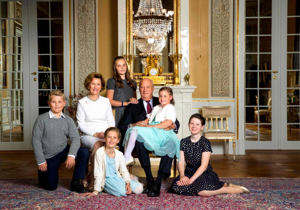 Picture taken on October, 17, 2016 at the Royal Palace in Oslo shows a family photo as King Harald V of Norway Queen Sonja are turning 80, surrounded by Prince Sverre Magnus (L), Princess Ingrid Alexandra, King Harald, Leah Isadora Behn (sitting in front), Emma Tallulah Behn and Maud Angelica Behn. Norway's King Harald V, Europe's oldest reigning monarch, died on August 28,2026 at the age of 89, the royal palace announced. (Photo by Lise / AFP)