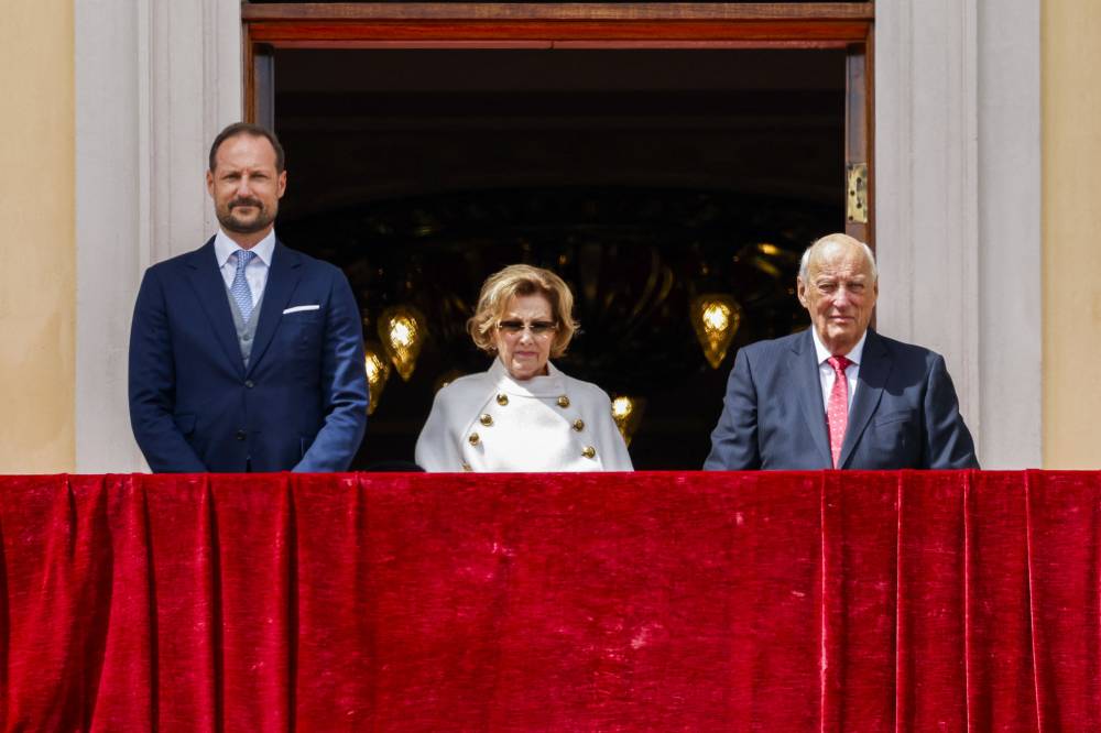 (FILES) King Harald V of Norway (R), Queen Sonja of Norway (C) and Crown Prince Haakon of Norway (L) stand on a balcony to watch the King's Guard holding a drill display at the Palace Square in Oslo, Norway, on June 6, 2025. Norway's King Harald V, Europe's oldest reigning monarch, died on August 28,2026 at the age of 89, the royal palace announced. (Photo by Tor Erik / AFP)