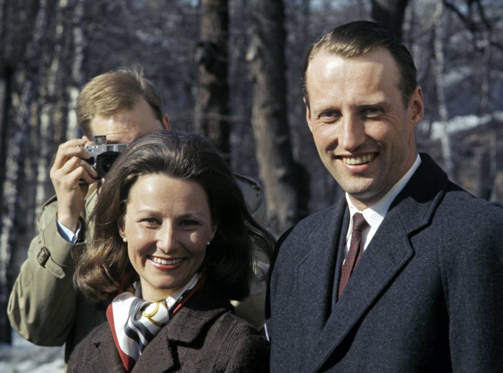 (FILES) Photo taken on March 19, 1968 in Oslo shows Norway's Crown Prince Harald and Sonja Haraldsen posing for photographers after the announcement of their engagement. Norway's King Harald V, Europe's oldest reigning monarch, died on August 28,2026 at the age of 89, the royal palace announced. (Photo by Bjorn FINSTAD / AFP)