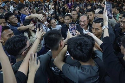 Prime Minister Datuk Seri Anwar Ibrahim greets students during the Sesi Temu Anwar programme at Tunku Abdul Rahman University of Management and Technology (TAR UMT) on Feb 4, 2026. - BERNAMA FILE PIX