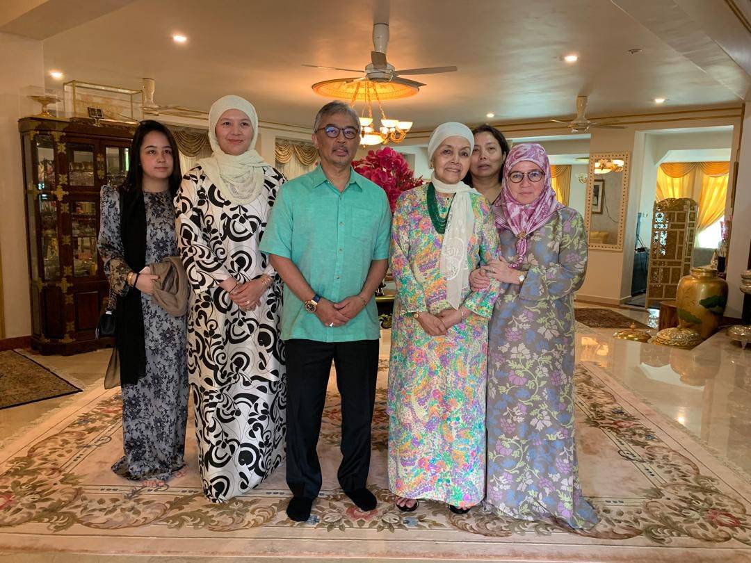 Al-Sultan Abdullah Ri’ayatuddin Al-Mustafa Billah Shah and Tengku Ampuan Pahang Tunku Azizah Aminah Maimunah Iskandariah with the late Tengku Puan Zanariah Almarhum Tengku Ahmad in a family photograph.