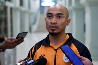 National cycling champion Datuk Azizulhasni Awang speaks to the media when attending a dinner hosted by Majlis Datuk Persekutuan Malaysia on Aug 18, 2026 to honour athletes who won medals at the 2026 Glasgow Commonwealth Games. - Photo by Bernama