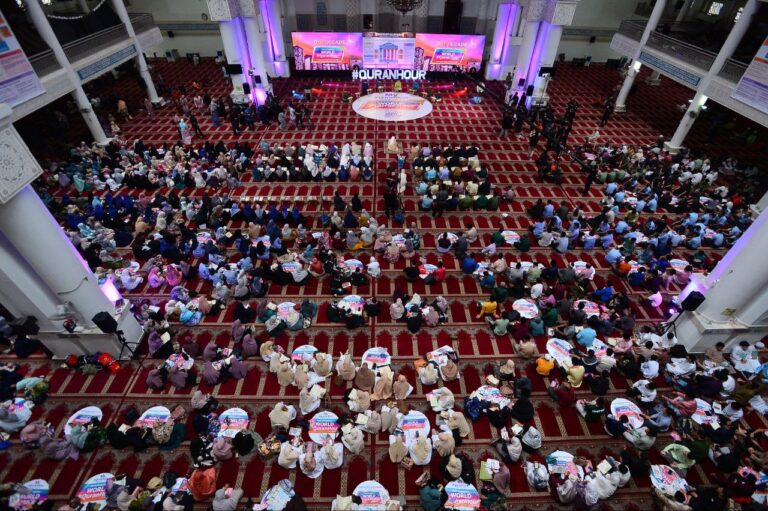 Malaysians are set to come together at Masjid 118 here today for the 12th Malaysia #QuranHour, which this year carries the theme “Rising towards a prosperous Malaysia". Photo for illustrative purposes only. FILE PIX
