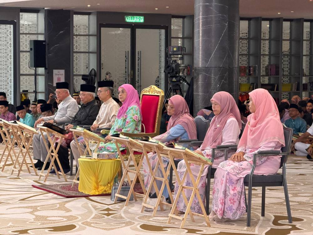 Her Majesty Raja Zarith Sofiah, Queen of Malaysia, graces the 12th Malaysia #QuranHour today at Masjid Al-Sultan Abdullah, Presint Merdeka 118 here, joining hundreds of participants in the annual Quran recitation programme.