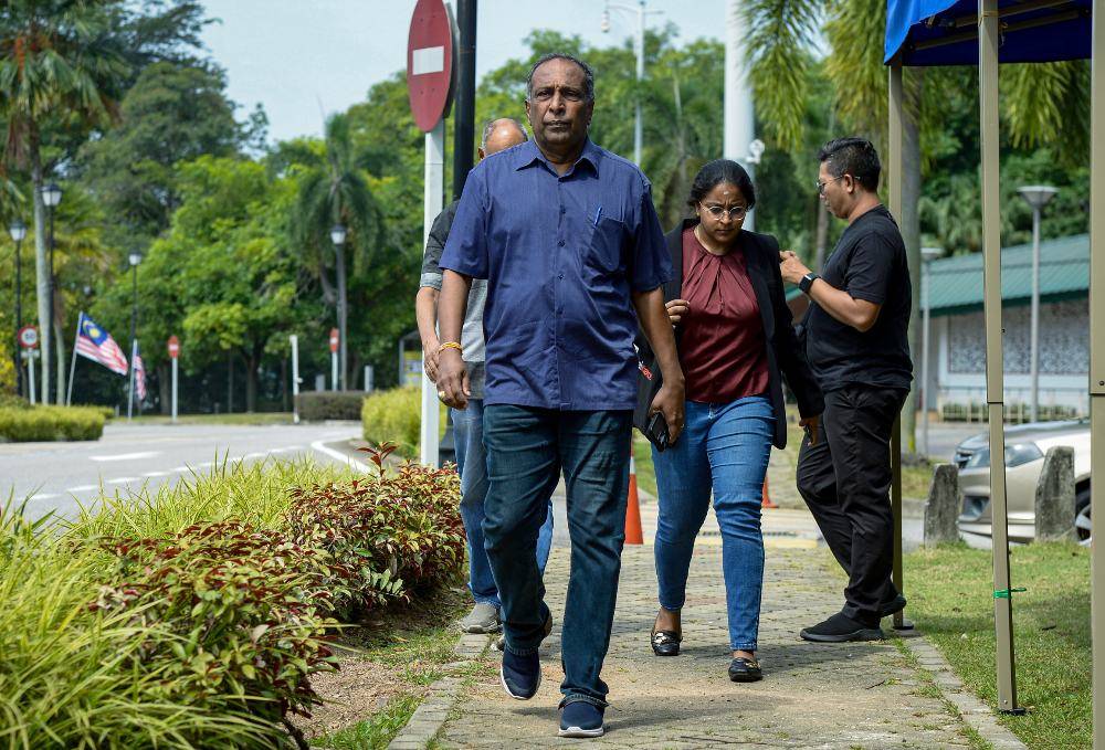 Family members of victims attend a briefing on Malaysians still reported missing following the major floods on the Nepal border, at Wisma Putra today. Photo by Bernama