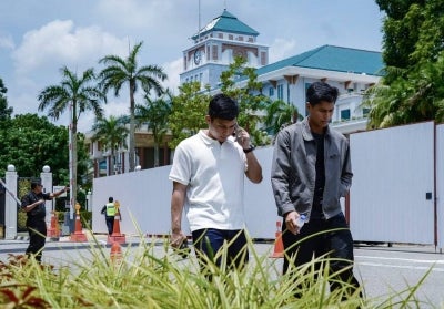 Family members of victims attend a briefing on Malaysians still reported missing following the major floods on the Nepal border, at Wisma Putra today. Photo by Bernama